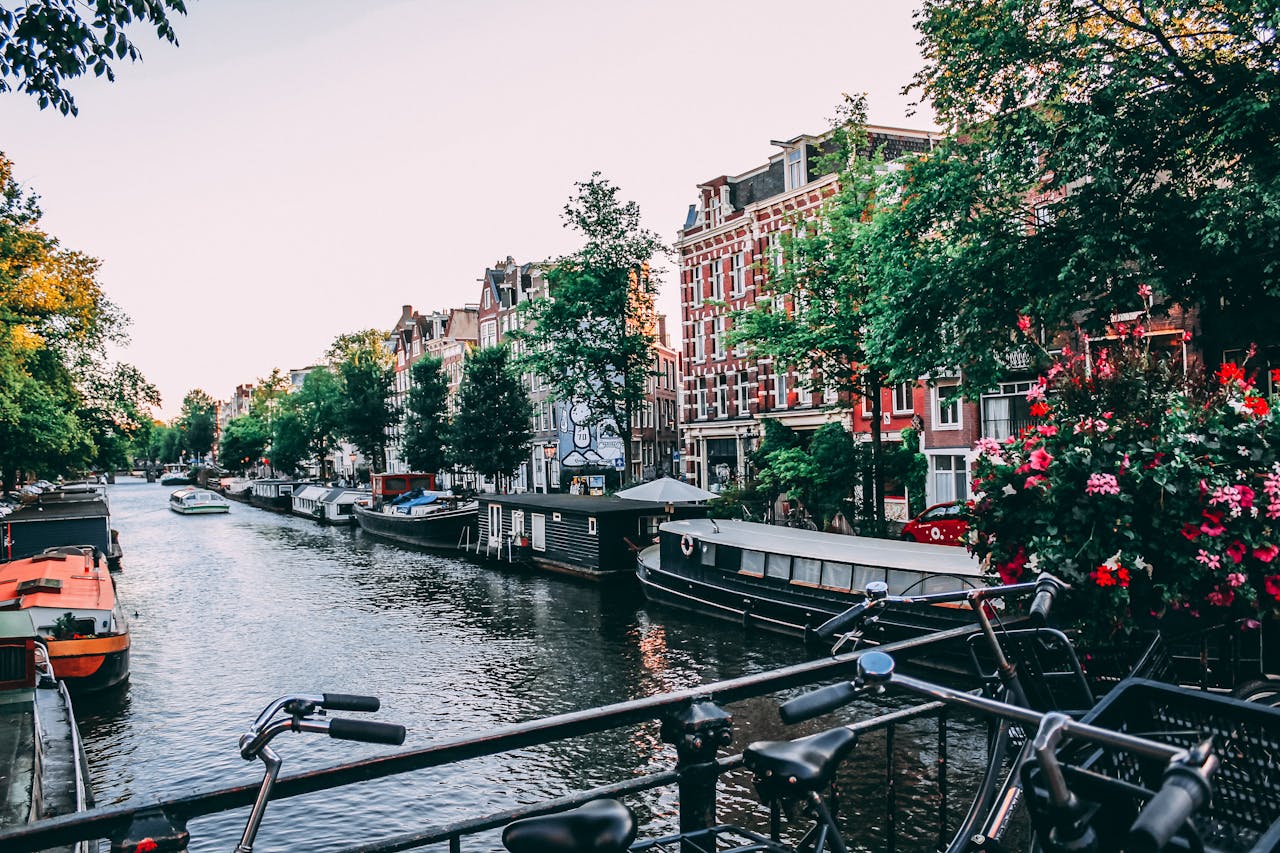 A Weekend in Amsterdam – Canals, Markets & Museums